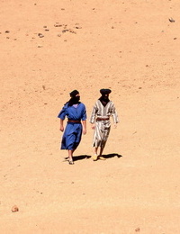 قوقازي أنثى جوليا إسبانيا لا A dp في على الصحراء في حين في تأثيري الملابس