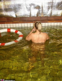 les plus âgés profane Chers susi obtient cul exposés au cours de Un Live dans De luxe un l'intérieur piscine