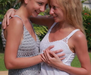 Ekaterina y Svetlana el amor llegar desnudo y digitación cada otros :Por: el piscina