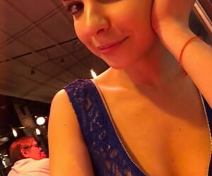 Rus teen Alina Henessy Alır çıplak ve Sigara çıplak selfies sırasında bu Gün