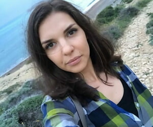 russe adolescent Alina Henessy prend Nu et Non Nu selfies au cours de l' jour