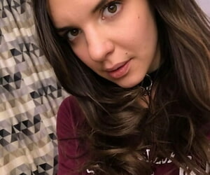Polski nastolatek Alina Henessy bierze Nagie i Nie Nagie selfie podczas w dzień