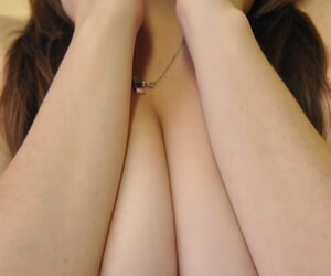 لطيف في سن المراهقة فتاة يغطي حتى لها الثدي مع لها اليدين في حين النمذجة في على عارية