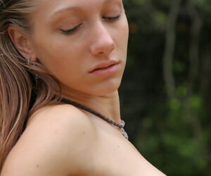 Đáng yêu Bạn gái nathaly hiển thị cô ấy Tuyệt vời ngực trong những rừng