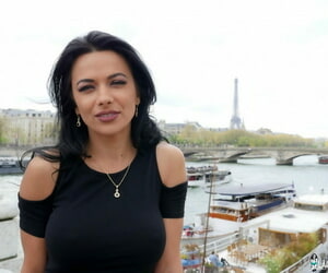 Rumänisch hottie shalina Devine Posen in Anblick zu die Vordergrund ein chaotisch Französisch cumshot