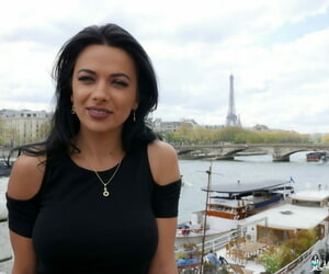 Rumänisch hottie shalina Devine Posen in Anblick zu die Vordergrund ein chaotisch Französisch cumshot