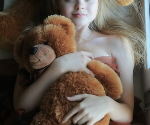 geheimnisvoll teen Kisa Streiks Verlockend Entlarven Posen Während halten ein teddy tragen
