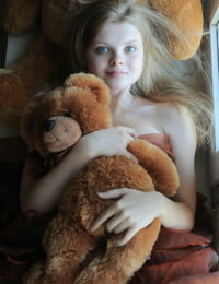 Close-mouthed teen Kisa strikes mind-blowing nude poses while smallholding a teddy bear