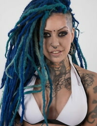punk Muito com um headful de tingidos dreads stands a roupa no ela modelação estreia