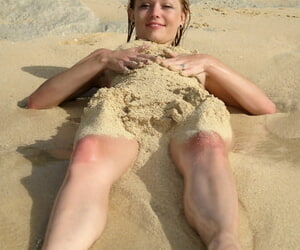 gormandizing 대 매춘부 연 오줌 누는 함께 가 재산 손가락 에 a 그 해변
