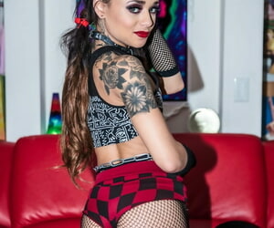 Mini rocker Holly Hendrix Nimmt Breite in die beam Dildo bei hand Ihr geizig pussy
