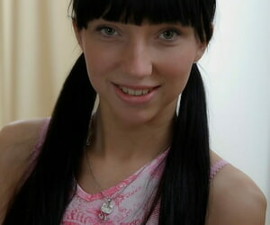:الجنسية: الروسية في سن المراهقة Dazy يأخذ A المعذبة الشرج استغاثة & يحصل A مثبت الوجه