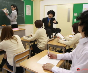 Aziatische Schoolmeisje Chihiro takizawa krijgt zal Niet horen van kut gegeten nemen langs naar locker kamer