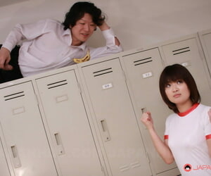 Азии Школьница Тихиро такидзава получает будет не слышу из киска ел взять вместе в шкафчик номер