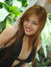 菲律宾 模型 在 一个 黯 衣服 表示 她的 发现 腿 在 建模 非 穿衣服