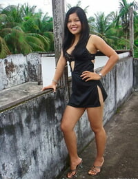 Filipino mẫu trong một ebon quần áo cho thấy cô ấy phát hiện Chân trong người mẫu Bất unclothed