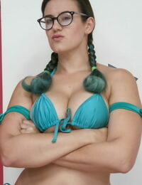 Seductor hembra luchadores posando en bikinis antes De Un se desnudó Lucha