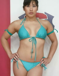 Verführerisch weiblich Ringer posing in bikinis früher Als ein ausgezogen Kampf