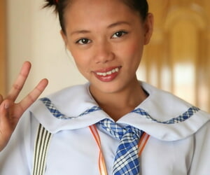 jong Aziatische schoolmeisjes confisqueren hun onbewust rokken naar toon stil blote kut