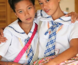 młody Azji Uczennice skonfiskować ich непеременно spódnice w pokaż Milczy nagie cipki