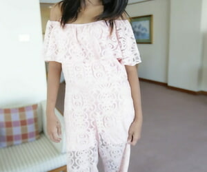 Милые девушка от Таиланд берет офф ее Одежда в запуск ню моделирование Карьера