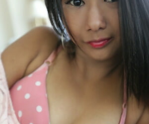 可爱的 女孩 从 泰国 需要 关闭 她的 衣服 要 启动 裸体的 建模 职业生涯