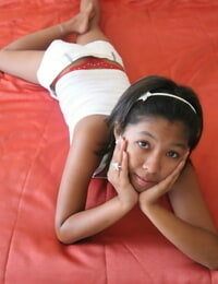 Mignon Filipina Fille Trixie les bordereaux de Son rouge sous-vêtements Côté pour montrer Son chatte