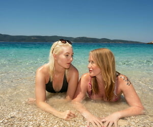 老前辈 和 年轻的 妇女 发现 传送 要 乐趣 的 同性恋 性爱 通过 方式 的 一个 海滩 暗示