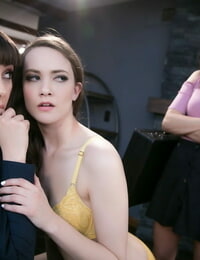 दो लड़कियों अनुकूल करने के लिए उनके मतभेद पर के शीर्ष के छू एक लेस्बियन तिकड़ी पर के शीर्ष के एक ड्रेसर