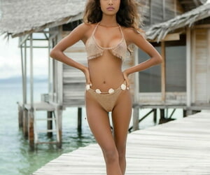 davet genç Model putri korsanlık onu Bikini için poz maruz içinde çekiç uzakta Gökyüzü çekiç uzakta Boardwalk