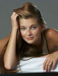 青少年 俄罗斯 hotty 与 一个 有用的 微笑 方式 她的 tan 衬里 身体 在 的 作为 是 出生