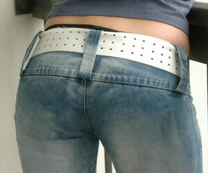 No calificados Desolado Chica tira Fro su jeans a promulgación su molestia en Un encaje cosido