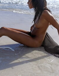 decadente amateur model Danica een weergeven haar Hawt Bruin lichaam & gaten op De Strand