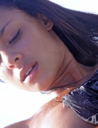 藻 アマチュア モデル Danica a 表示する 彼女の Hawt 日焼けした 本体 & 穴 月 の ビーチ