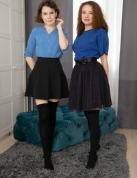 प्यार आकर्षक लड़कियों Darcy संदिग्ध और Kristi पहनने आबनूसी OTK मोजे पर के एक ही समय के रूप में एक त्रय