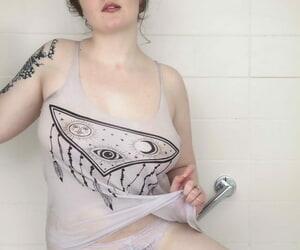 Verspielt Inked American cleo Starr Flocken Ihr Big Titten & Arsch weit verbreitet ein Hindernis Badewanne