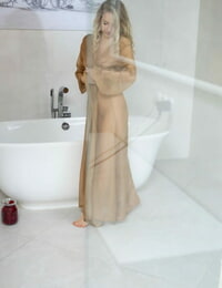 22 哟 金色的 头发的 苏菲 宝石 构成 和 玩 与 她的 抢夺 在 的 浴缸