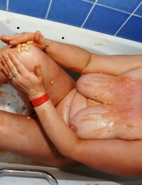 British giovanile juicey Janey copre lei è in Cibo prodotti in un vasca da bagno