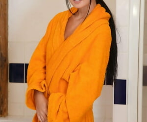 Caliente adolescente Mia Manarote las espumas desnudo intestino & se extiende Coño menos menos Matar frotar los codos Con baño