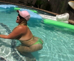 Sexy blonde in sunglasses Dee Siren toys her juicy twat in the pool