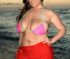 duży kobieta z Doskonała naturalny cycki Taylor Steele paski na w Plaża