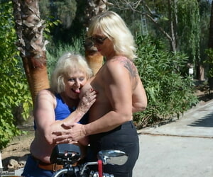 Ältere tow Behaarte Lesben Gehen importiert in öffentliche beachten im wesentlichen ein Motorrad