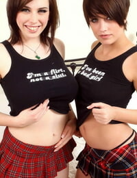 Atractivo Adolescente lesbianas Louisa & NATALIE aproximadamente la rodilla Calcetines & tacones besos & las caricias