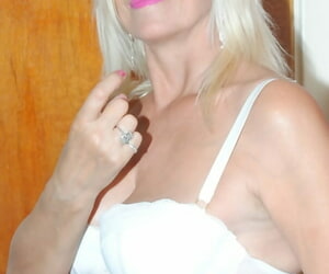 एमेच्योर महिला प्लैटिनम सुनहरे बालों वाली उम्मीद है कि प्रदर्शित करता है के ब्रश फ्लॉपी स्तन में नाइलन के मोज़े