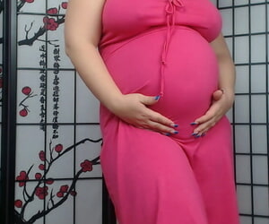 Curvylicious pregnant slut Georgia Peach poses for her horny fans