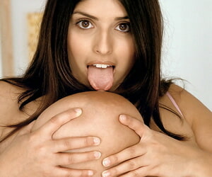Sevimli İngiliz Bebeğim içinde silah Kerry Marie ortaya koymaktadır bu fırça büyük göğüs önce mastürbasyon
