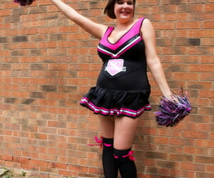 Sovrappeso laico Roxy doffs un Cheerleader perpetuo in oltre sradicare influenzare ginocchio Calze