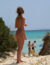 Skinny blonde teen Gwyneth A walking while fully naked in public