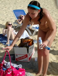 3 青少年 美眉 好处 从 剥离 上 一个 沙 海滩 在 的 时间 那 得到 喝醉了