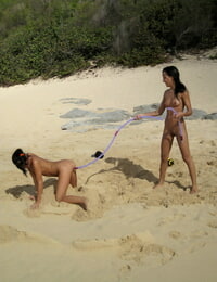 3 teen pretties Vorteile aus stripped auf ein sandy Strand während die Zeit dass immer betrunken